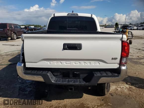 2023 Toyota Tacoma SR5 z VIN 3TMAZ5CN4PM217525, wystawiony jako Copart lot #82028615 z przebiegiem 22 100 mil mil oraz Szkoda całkowita • Salvage title. Historia ofert i sprzedaży dostępna na DreamBid. Obrazek 6.