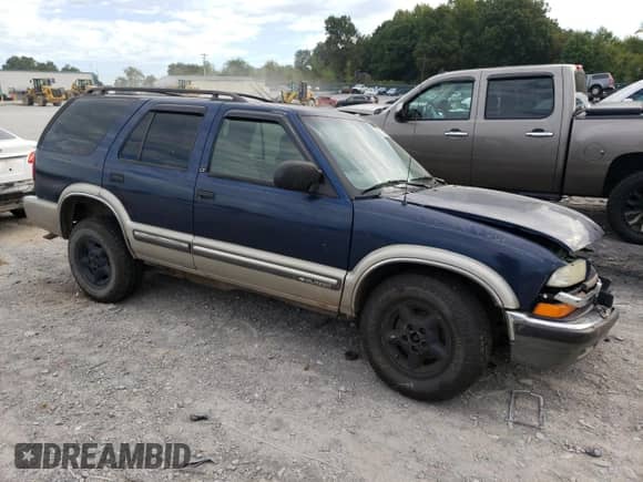 2000 Chevrolet Blazer LT z VIN 1GNDT13W8Y2197764, wystawiony jako Copart lot #70231994 z przebiegiem 281 074 mil mil oraz Szkoda całkowita • Salvage title. Historia ofert i sprzedaży dostępna na DreamBid. Obrazek 4.