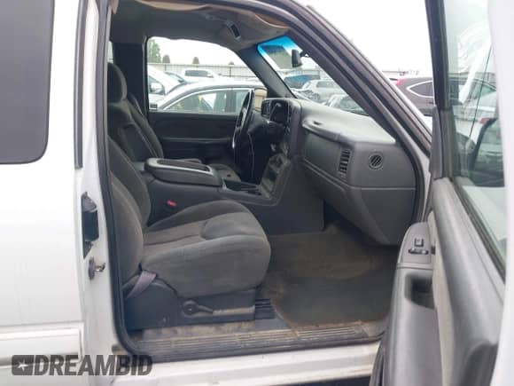 2003 Chevrolet Silverado 2500HD LT z VIN 1GCHK29U23E116984, wystawiony jako IAAI lot #43217859 z przebiegiem 265 239 mil mil oraz . Historia ofert i sprzedaży dostępna na DreamBid. Obrazek 5.