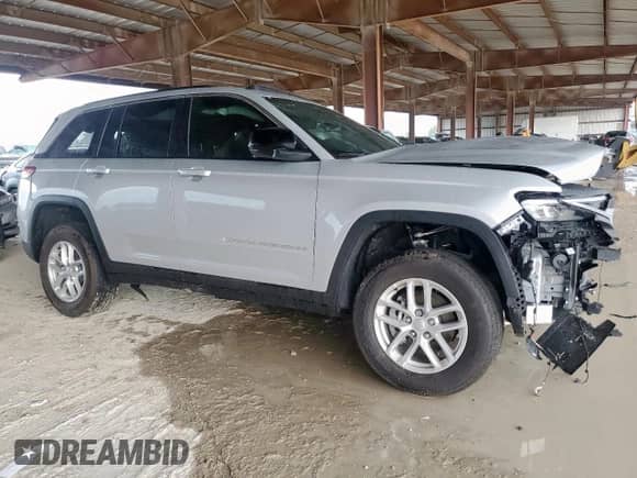 2025 Jeep Grand Cherokee Altitude z VIN 1C4RJGAGXSC320016, wystawiony jako Copart lot #62737295 z przebiegiem Nie podano mil oraz Szkoda całkowita • Salvage title. Historia ofert i sprzedaży dostępna na DreamBid. Obrazek 4.