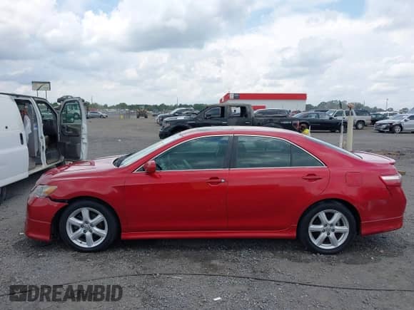 2008 Toyota Camry LE z VIN 4T1BE46K58U209082, wystawiony jako IAAI lot #42688752 z przebiegiem 147 179 mil mil oraz . Historia ofert i sprzedaży dostępna na DreamBid. Obrazek 14.