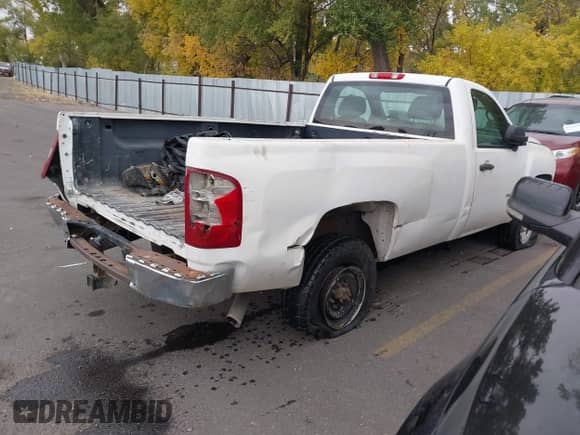 2008 Chevrolet Silverado 2500HD Work Truck z VIN 1GCHC24K48E125633, wystawiony jako IAAI lot #40718124 z przebiegiem Nie podano mil oraz . Historia ofert i sprzedaży dostępna na DreamBid. Obrazek 4.