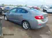 2018 Chevrolet Cruze LT z VIN 1G1BE5SMXJ7191371, wystawiony jako IAAI lot #43055956 z przebiegiem 104 565 mil mil oraz . Historia ofert i sprzedaży dostępna na DreamBid. Obrazek 3.