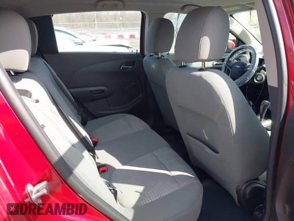 2012 Chevrolet Sonic LS z VIN 1G1JA6SH9C4160536, wystawiony jako IAAI lot #41731755 z przebiegiem 80 866 mil mil oraz . Historia ofert i sprzedaży dostępna na DreamBid. Obrazek 8.