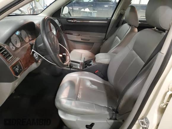 2007 Chrysler 300 Limited с VIN 2C3KA53G67H808679, выставлен на аукционе Copart как лот 53524815 с пробегом 98 005 миль миль и На запчасти • Non repairable. История ставок и продаж доступна на DreamBid. Изображение 7.