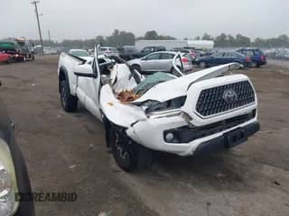 2018 Toyota Tacoma SR5 z VIN 5TFSZ5AN9JX161137, wystawiony jako IAAI lot #42857176 z przebiegiem Nie podano mil oraz . Historia ofert i sprzedaży dostępna na DreamBid. Obrazek 1.