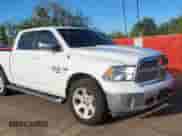 2019 Ram 1500 Lone Star z VIN 1C6RR6LT0KS586476, wystawiony jako Copart lot #85314615 z przebiegiem 87 571 mil mil oraz Czysty tytuł • Clean title. Historia ofert i sprzedaży dostępna na DreamBid. Obrazek 1.