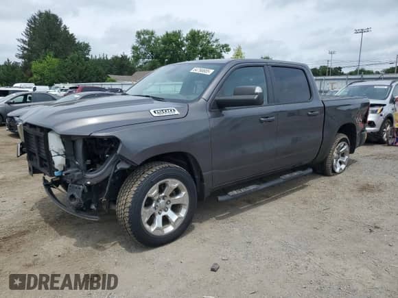 2021 Ram 1500 Big Horn z VIN 1C6SRFFT7MN826217, wystawiony jako Copart lot #64790685 z przebiegiem 86 772 mil mil oraz Szkoda całkowita • Salvage title. Historia ofert i sprzedaży dostępna na DreamBid. Obrazek 1.