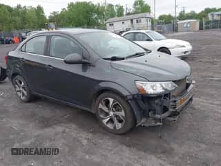2018 Chevrolet Sonic Premier z VIN 1G1JF5SB4J4133703, wystawiony jako IAAI lot #42275127 z przebiegiem 116 298 mil mil oraz . Historia ofert i sprzedaży dostępna na DreamBid. Obrazek 1.
