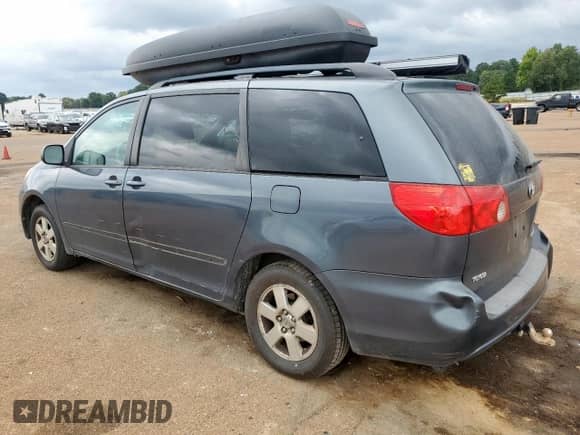 2010 Toyota Sienna LE с VIN 5TDKK4CC5AS343448, выставлен на аукционе Copart как лот 81763345 с пробегом 166 379 миль миль и Списание • Salvage title. История ставок и продаж доступна на DreamBid. Изображение 2.