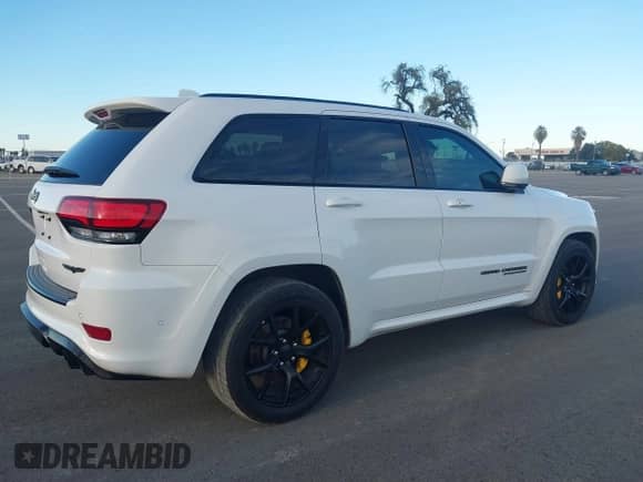 2018 Jeep Grand Cherokee Trackhawk z VIN 1C4RJFN93JC367456, wystawiony jako IAAI lot #41647444 z przebiegiem 41 732 mil mil oraz . Historia ofert i sprzedaży dostępna na DreamBid. Obrazek 4.