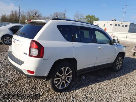 2017 Jeep Compass Latitude with VIN 1C4NJCEA9HD130529, listed as a Copart auction lot 52049285 with 82,338 mi miles and Salvage title. Bid and sale history available at DreamBid. Image 3.
