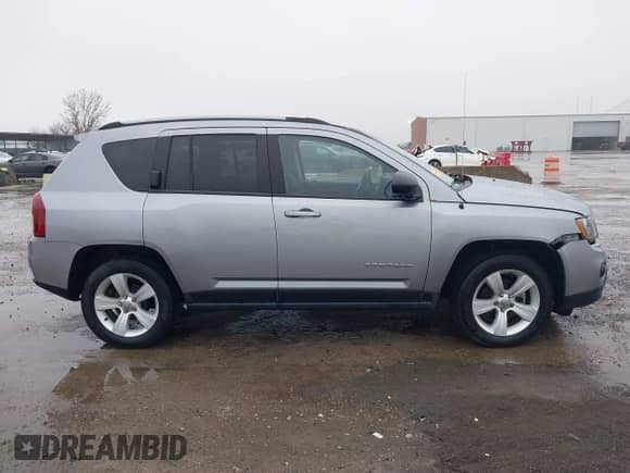 2017 Jeep Compass Sport с VIN 1C4NJCBA7HD124023, выставлен на аукционе IAAI как лот 41436187 с пробегом Не указан миль и . История ставок и продаж доступна на DreamBid. Изображение 13.