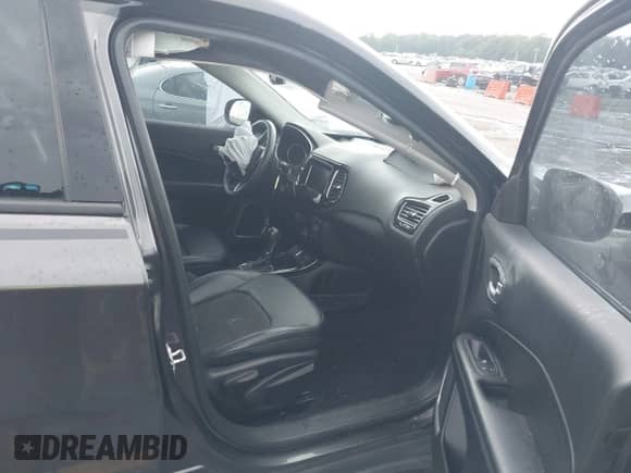 2019 Jeep Compass Altitude z VIN 3C4NJCBB8KT617753, wystawiony jako IAAI lot #42552275 z przebiegiem 63 298 mil mil oraz . Historia ofert i sprzedaży dostępna na DreamBid. Obrazek 5.