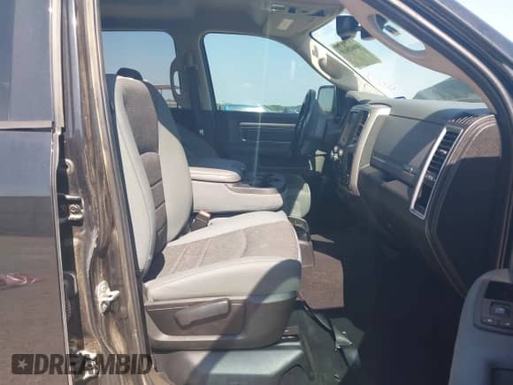 2019 Ram 1500 Big Horn z VIN 1C6RR6LT2KS564298, wystawiony jako IAAI lot #41624578 z przebiegiem 78 391 mil mil oraz . Historia ofert i sprzedaży dostępna na DreamBid. Obrazek 5.