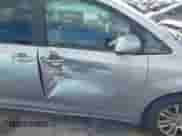 2017 Toyota Sienna XLE Auto Access Seat z VIN 5TDYZ3DC6HS809784, wystawiony jako IAAI lot #41546264 z przebiegiem 98 937 mil mil oraz . Historia ofert i sprzedaży dostępna na DreamBid. Obrazek 19.