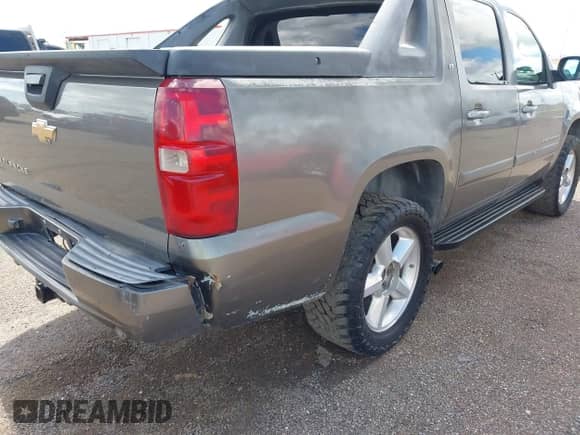 2007 Chevrolet Avalanche 2LT z VIN 3GNEK12397G100365, wystawiony jako IAAI lot #43215860 z przebiegiem 197 240 mil mil oraz . Historia ofert i sprzedaży dostępna na DreamBid. Obrazek 6.