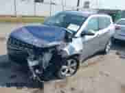 2018 Jeep Compass Latitude z VIN 3C4NJCBB9JT124923, wystawiony jako IAAI lot #43240973 z przebiegiem 59 726 mil mil oraz . Historia ofert i sprzedaży dostępna na DreamBid. Obrazek 2.