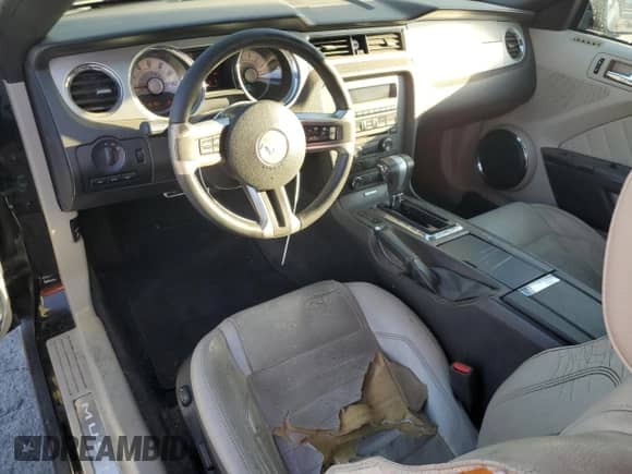 2010 Ford Mustang V6 z VIN 1ZVBP8EN0A5179472, wystawiony jako Copart lot #87484885 z przebiegiem 158 233 mil mil oraz Czysty tytuł • Clean title. Historia ofert i sprzedaży dostępna na DreamBid. Obrazek 8.