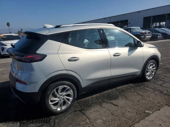 2023 Chevrolet Bolt EUV LT z VIN 1G1FY6S06P4154520, wystawiony jako Copart lot #84907465 z przebiegiem 102 101 mil mil oraz Szkoda całkowita • Salvage title. Historia ofert i sprzedaży dostępna na DreamBid. Obrazek 3.