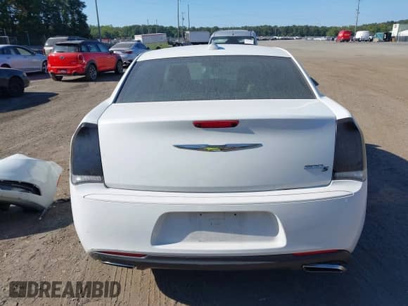 2019 Chrysler 300 S с VIN 2C3CCABG8KH637970, выставлен на аукционе IAAI как лот 43088434 с пробегом 83 859 миль миль и . История ставок и продаж доступна на DreamBid. Изображение 17.