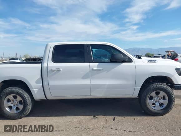 2020 Ram 1500 Big Horn z VIN 1C6RREFT3LN372491, wystawiony jako IAAI lot #42881053 z przebiegiem 75 639 mil mil oraz . Historia ofert i sprzedaży dostępna na DreamBid. Obrazek 13.