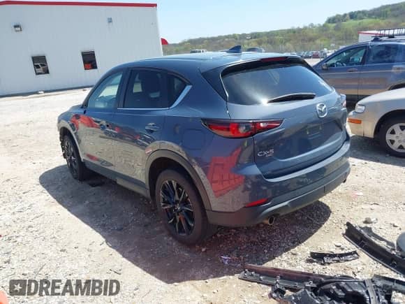 2022 Mazda CX-5 S Carbon Edition z VIN JM3KFBCM7N1543338, wystawiony jako IAAI lot #41994700 z przebiegiem 67 855 mil mil oraz . Historia ofert i sprzedaży dostępna na DreamBid. Obrazek 3.