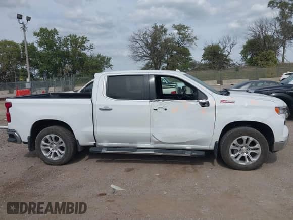 2022 Chevrolet Silverado 1500 LTZ z VIN 1GCUDGEL1NZ543894, wystawiony jako IAAI lot #43321718 z przebiegiem 46 763 mil mil oraz . Historia ofert i sprzedaży dostępna na DreamBid. Obrazek 13.