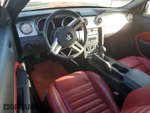 2005 Ford Mustang GT Deluxe с VIN 1ZVFT82H555124016, выставлен на аукционе Copart как лот 90660955 с пробегом 62 106 миль миль и Чистый • Clean title. История ставок и продаж доступна на DreamBid. Изображение 8.