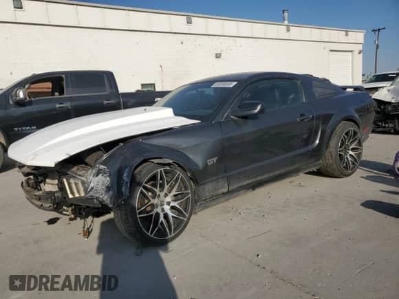 2008 Ford Mustang GT Deluxe z VIN 1ZVHT82H185121370, wystawiony jako Copart lot #69096685 z przebiegiem 133 846 mil mil oraz Szkoda całkowita • Salvage title. Historia ofert i sprzedaży dostępna na DreamBid. Obrazek 1.