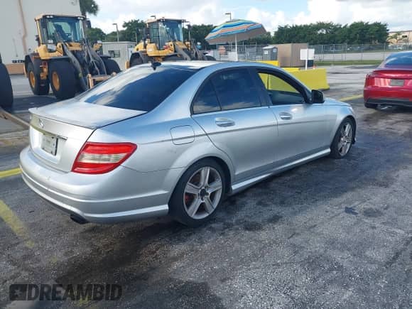 2009 Mercedes-Benz C 300 Sport z VIN WDDGF54X59F230456, wystawiony jako IAAI lot #43400074 z przebiegiem 247 374 mil mil oraz . Historia ofert i sprzedaży dostępna na DreamBid. Obrazek 4.