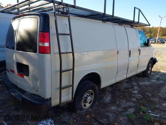 2018 Chevrolet Express Cargo z VIN 1GCWGBFP1J1315181, wystawiony jako IAAI lot #43227788 z przebiegiem 202 417 mil mil oraz . Historia ofert i sprzedaży dostępna na DreamBid. Obrazek 4.