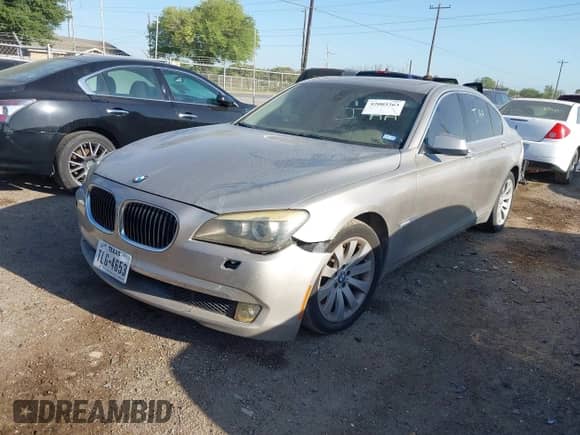 2009 BMW 7 Series 750i z VIN WBAKA83599CY35258, wystawiony jako IAAI lot #42003363 z przebiegiem Nie podano mil oraz . Historia ofert i sprzedaży dostępna na DreamBid. Obrazek 2.