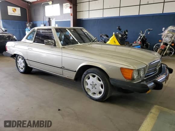 1985 Mercedes-Benz 380 z VIN WDBBA45C8FA035077, wystawiony jako Copart lot #84003385 z przebiegiem 127 403 mil mil oraz Czysty tytuł • Clean title. Historia ofert i sprzedaży dostępna na DreamBid. Obrazek 5.