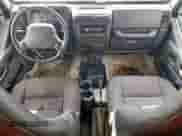 2001 Jeep Wrangler Sport с VIN 1J4FA49S01P305620, выставлен на аукционе Copart как лот 85516025 с пробегом Не указан миль и Списание • Salvage title. История ставок и продаж доступна на DreamBid. Изображение 8.