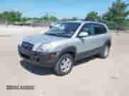 2007 Hyundai Tucson SE z VIN KM8JN12D67U617056, wystawiony jako IAAI lot #42664255 z przebiegiem 123 340 mil mil oraz . Historia ofert i sprzedaży dostępna na DreamBid. Obrazek 2.