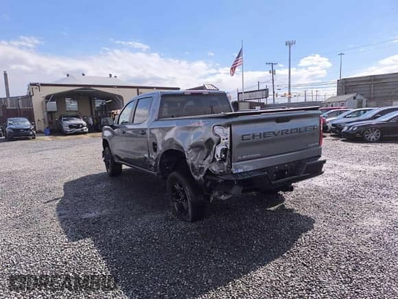 2022 Chevrolet Silverado 1500 Custom Trail Boss z VIN 3GCPYCEKXNG129630, wystawiony jako Copart lot #90658535 z przebiegiem 59 866 mil mil oraz Szkoda całkowita • Salvage title. Historia ofert i sprzedaży dostępna na DreamBid. Obrazek 2.