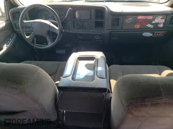 2003 Chevrolet Silverado 2500HD LS с VIN 1GCHK23193F163681, выставлен на аукционе Copart как лот 53353395 с пробегом 335 141 миль миль и Списание • Salvage title. История ставок и продаж доступна на DreamBid. Изображение 8.