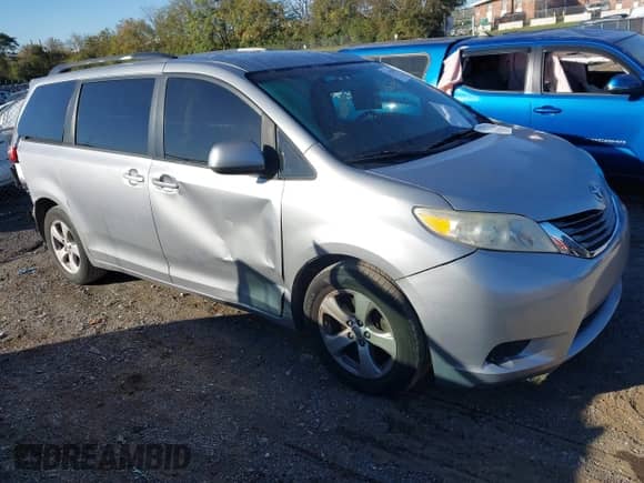 2015 Toyota Sienna LE with VIN 5TDKK3DC4FS593652, listed as a IAAI auction lot 43519208 with 135,192 mi miles and . Bid and sale history available at DreamBid. Image 1.