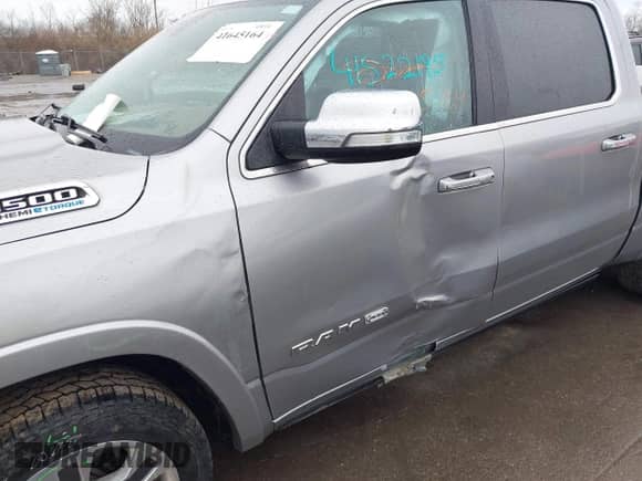 2022 Ram 1500 Longhorn z VIN 1C6SRFKT8NN192598, wystawiony jako IAAI lot #41645164 z przebiegiem 48 890 mil mil oraz . Historia ofert i sprzedaży dostępna na DreamBid. Obrazek 6.