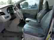 2013 Toyota Sienna XLE AAS z VIN 5TDYK3DC6DS371279, wystawiony jako Copart lot #80127505 z przebiegiem 137 003 mil mil oraz Szkoda całkowita • Salvage title. Historia ofert i sprzedaży dostępna na DreamBid. Obrazek 7.