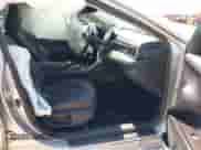 2023 Toyota Camry SE z VIN 4T1T11AK1PU092427, wystawiony jako IAAI lot #43142125 z przebiegiem 56 044 mil mil oraz . Historia ofert i sprzedaży dostępna na DreamBid. Obrazek 5.