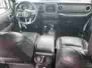 2021 Jeep Wrangler Unlimited Sahara Altitude z VIN 1C4HJXEG9MW825293, wystawiony jako Copart lot #65241665 z przebiegiem 70 861 mil mil oraz Szkoda całkowita • Salvage title. Historia ofert i sprzedaży dostępna na DreamBid. Obrazek 8.