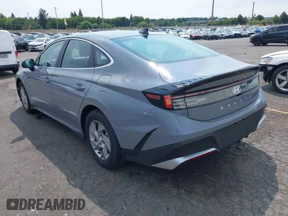 2025 Hyundai Sonata SE z VIN KMHL24JA4SA439734, wystawiony jako IAAI lot #42884390 z przebiegiem 3 832 mil mil oraz . Historia ofert i sprzedaży dostępna na DreamBid. Obrazek 3.