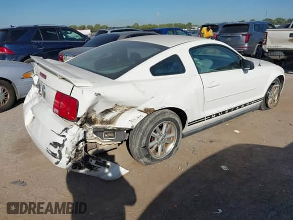 2006 Ford Mustang Standard z VIN 1ZVFT80NX65200615, wystawiony jako IAAI lot #43376615 z przebiegiem 145 634 mil mil oraz . Historia ofert i sprzedaży dostępna na DreamBid. Obrazek 4.