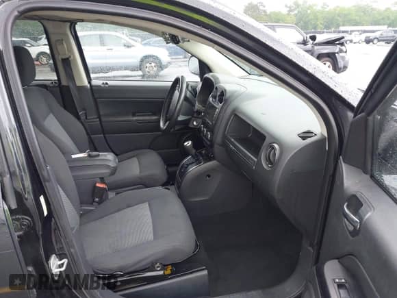 2010 Jeep Compass Sport z VIN 1J4NT1FB6AD638222, wystawiony jako IAAI lot #42076051 z przebiegiem 201 986 mil mil oraz . Historia ofert i sprzedaży dostępna na DreamBid. Obrazek 5.