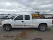 2000 GMC Sierra 1500 SLE z VIN 1GTEC19T5YZ262796, wystawiony jako IAAI lot #42942779 z przebiegiem 144 201 mil mil oraz . Historia ofert i sprzedaży dostępna na DreamBid. Obrazek 14.