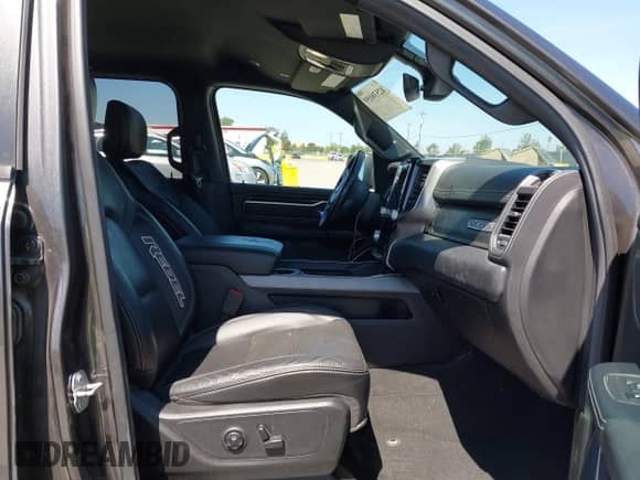 2020 Ram 1500 Rebel z VIN 1C6SRFLT8LN164196, wystawiony jako IAAI lot #42538059 z przebiegiem 60 520 mil mil oraz . Historia ofert i sprzedaży dostępna na DreamBid. Obrazek 5.