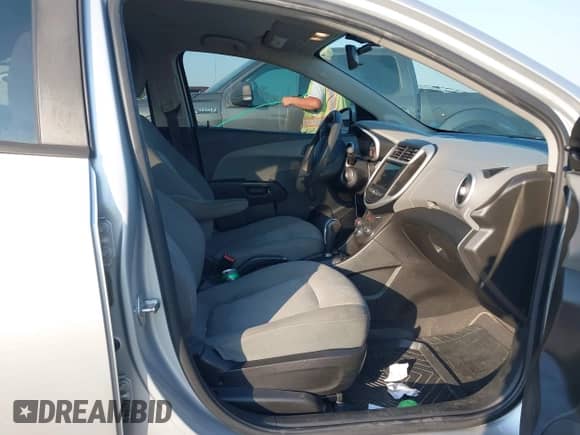 2018 Chevrolet Sonic LS с VIN 1G1JB5SH5J4120636, выставлен на аукционе IAAI как лот 43259523 с пробегом 87 807 миль миль и . История ставок и продаж доступна на DreamBid. Изображение 5.