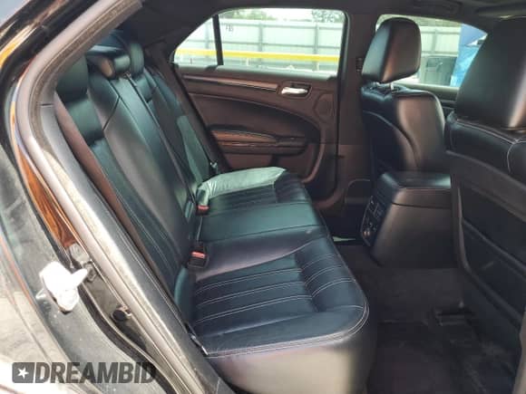 2012 Chrysler 300 S z VIN 2C3CCAJT0CH238387, wystawiony jako Copart lot #71189025 z przebiegiem 149 930 mil mil oraz Czysty tytuł • Clean title. Historia ofert i sprzedaży dostępna na DreamBid. Obrazek 10.